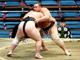 千代大牙を寄り切りで下し、優勝を決めた朝乃山（右）＝エディオンアリーナ大阪