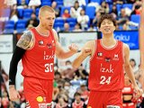 富山-神戸 第2Qにブザービーターを決めたホワイトと笑顔でグータッチする高橋
