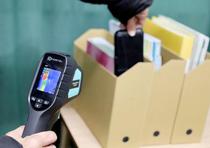 探知機で学校内の隠しカメラ点検