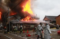 高岡市中心部で建物火災、１人搬送　１１日