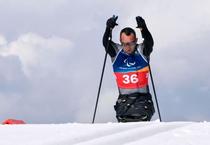 パラ「祖国貢献」、武器でなく