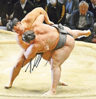 朝乃山、勝ち越し崖っぷち　声上げ悔しさあらわ