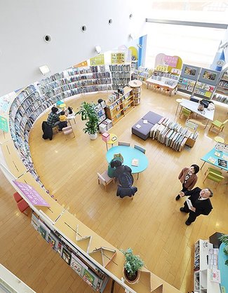 たてものに会いにいく（５）<br />射水市大島絵本館