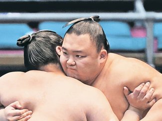 朝乃山一気、若手一蹴　大相撲春場所４日目、隙なし５秒で圧勝