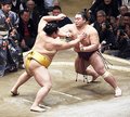 朝乃山、遠藤に突き出され２連敗　初場所２日目