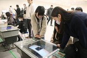 テトリスを楽しむ親子連れ