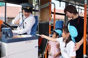 定期券を見せバスを降りる園児ら＝みどりの森保育園