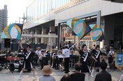 力強い演奏を披露する県警音楽隊＝富山駅南口駅前広場