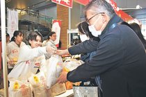 米特売イベントに行列　富山駅南北自由通路