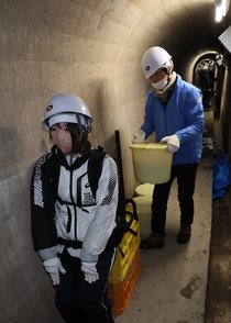 砺波・小牧ダムで熟成させた日本酒とみそ搬出　４月のチューリップフェアで販売