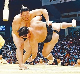 朝乃山７連勝　取り直しで豊響を上手投げ