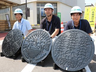 被災下水道の復旧支援に感謝　高岡・伏木駅前に協力３市のデザインマンホール設置