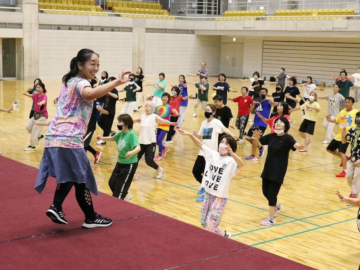 ラテンのリズムでフィットネス 魚津で「ズンバ」体験会、180人が汗