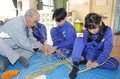 住民に教わり、しめ縄完成　富山市池多小児童が 「縄ない」体験