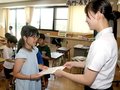 さぁ夏休み、子どもたち心躍る　県内の小中学校で終業式