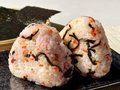 梅雨や夏に！ 傷みにくい塩昆布と干し桜エビのおにぎり【休日のレシピ(103)】