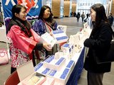 ギフトボックス「氷見のたまもの」を選ぶ来場者