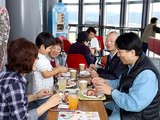 スイーツを味わう家族連れ=クロスランドおやべ