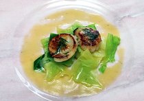 帆立て貝のポワレ　アンチョビーバターソース