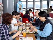 地上100メートルで秋スイーツに笑顔 クロスランドおやべで空中カフェ開幕