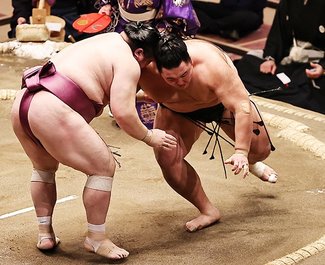朝乃山 得意の右四つも３敗目　初場所６日目、宝富士に投げられる