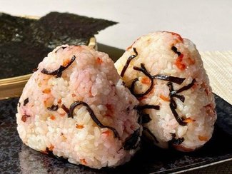 梅雨や夏に！ 傷みにくい塩昆布と干し桜エビのおにぎり【休日のレシピ(103)】
