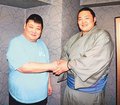 朝乃山、元琴ケ梅と初対面　十両での活躍誓う