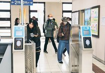ＩＣカード 便利に「ピッ」　城端・氷見線全駅、利用客 歓迎