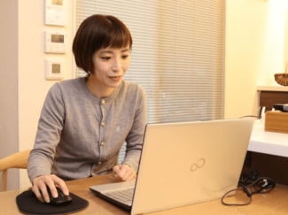 「在宅で働く」という選択肢（中）成長実感がモチベーション／ウェブ制作会社の小林さん【ワーママ　わたしの選択】<br />