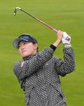 岩井千怜、３打差１３位に浮上