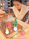 クリスマス 北欧風に演出　富山ガラス工房展、正月用 えとの置物も飾る