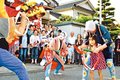 盛大に祝い獅子　地元呉羽、銭湯では紅白餅配る