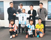新ユニホームで全国だ！　少年サッカーの小杉エストゥディアンテス、スポンサーに地元企業