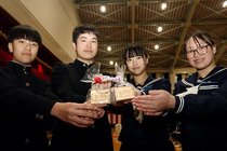 「いつでも地域思い出して」３年生に木製キーホルダー贈る　砺波・庄川中学校