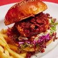 表参道ヒルズのグルメフェアで「ゴールデンブラウン」が提供しているスパイシーなハンバーガー(提供写真)