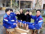 足湯に入りユズドリンクで乾杯する生徒