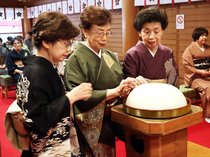 日頃の感謝込め針供養　富山・日枝神社で県和服裁縫組合