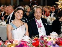 ノーベル受賞２氏、歓談で笑顔