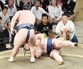 朝乃山２敗目　徳勝龍に敗れる
