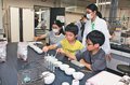 科学って面白い！　県衛生研究所で児童が実験や観察