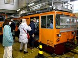 黒部峡谷鉄道宇奈月駅の車庫で車両を見て回るツアー参加者