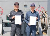 確認書を取り交わした三輪艦長と川邊船長