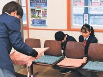 電車待ち時間を快適に　富山西高家庭クラブ、速星駅へ座布団贈る