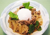 牛肉のすき煮　簡単温泉卵のせ