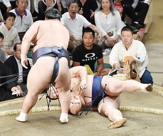 朝乃山２敗目　徳勝龍に敗れる