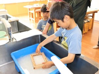 資源ごみの行く先は？射水市ミライクル館で紙すき体験【アップサイクルを楽しむ夏】