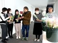 育てたチューリップの切り花、来庁者にプレゼント　黒部の農事組合法人