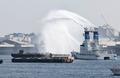 花火台船へ海保が放水、横浜