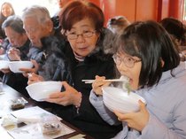 七草がゆ食べ息災願う　富山・豊栄稲荷神社で神事