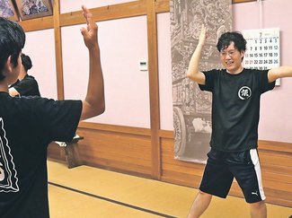 つなぐ伝統のともしび（中）<br />踊り好き高じＵターン　山田健登さん（諏訪町）、後進の育成に注力